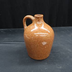 lot 52 image: VINTAGE JUG MUSIC BOX