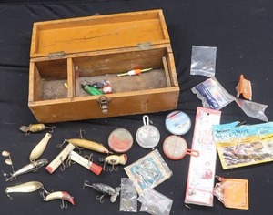 lot 64 image: VINTAGE WOODEN TACKLE BOX WITH VINTAGE LURES