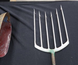 lot 67 image: VINTAGE ICE AUGER AND SPEAR