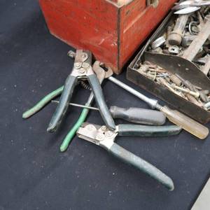 lot 78 image: RED METAL TOOL BOX LARGE WITH TOOLS