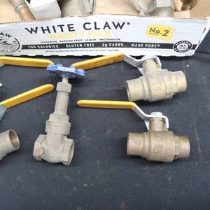 lot 81 image: LOT OF BALL VALVES AND MISCELLANEOUS VALVES