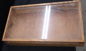 lot 82 image: REGENT SPECIALTIES WOOD BOX WITH GLASS