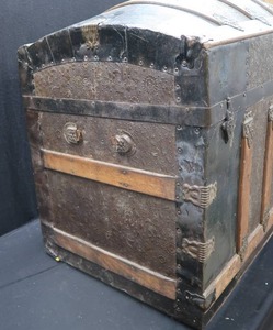 lot 84 image: VINTAGE TRUNK