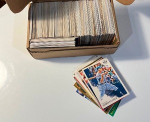 lot 32 image: Lot of MLB Baseball Cards