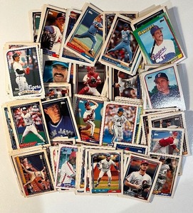 lot 19 image: Lot of 1989 and 1992 Topps MLB Baseball Cards