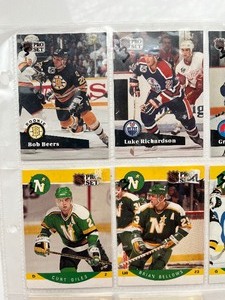lot 2 image: Lot of NHL Hockey Cards