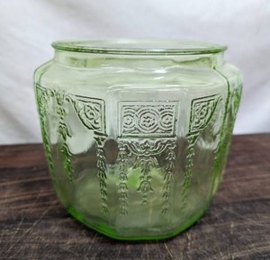 lot 39 image: Uranium Glass Jar