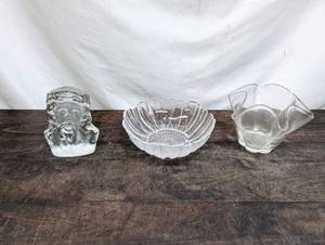 lot 68 image: Three Vintage Glass Pieces