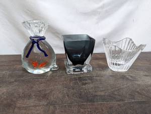 lot 82 image: Three Glass Pieces