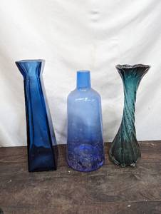 lot 113 image: Three Glass Art Vases