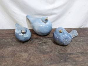 lot 120 image: Three Pieces Of Ceramic Bird Dcor
