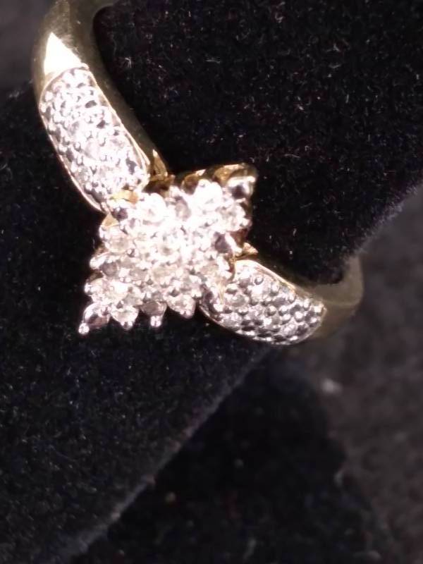 NEW 10K Gold 15 ct tw Diamond Marquise-Design Ring Size 8