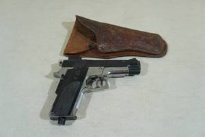 lot 26 image: Daisy Powerline 93 CO2 BB Pistol with Leather Holster
