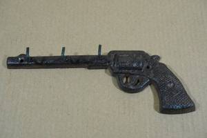 lot 113 image: Cast Iron Pistol Key Holder