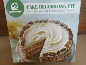 lot 54 image: EkoKrunch Cake Decorating Kit...