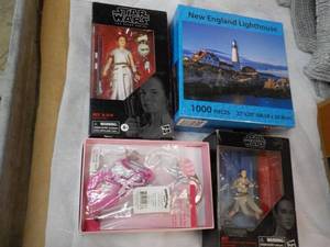 lot 101 image: Star Wars, 1000 pc Puzzle and Jewelry