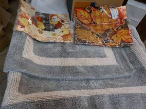 lot 102 image: 2 Reversible Bath Rugs and 2 Sets of Fall Placemats