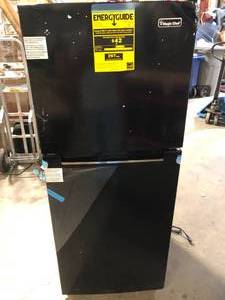 Magic Chef 10.1 cu. ft. Top Freezer Refrigerator in Black damaged see pictures