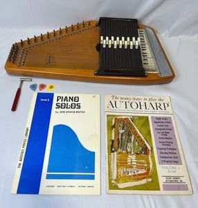lot 13 image: Vintage Autoharp by Oscar Schmidt in Good Working Condition