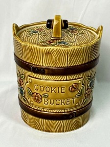 lot 78 image: Vintage 1970s Cookie Bucket Jar with Lid (9 Tall)
