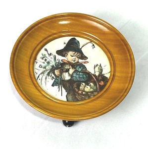 lot 82 image: Vintage Happy Wanderer Hummel Wall Hanging Music Box in Working Condition