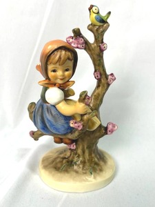 lot 85 image: 6 Hummel Apple Tree Girl 1411 Figurine with Box