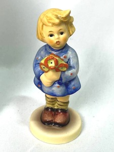 lot 88 image: Vintage Goebel Hummel Little Girl With Nosegay #822