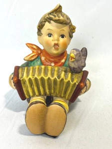 lot 90 image: Vintage Goebel Hummel Lets Sing 3 Figurine