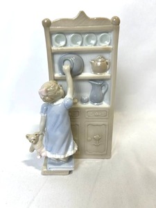 lot 101 image: House of Lloyd Cookie Thief 6 Ceramic Figure Music Box in Good Working Condition
