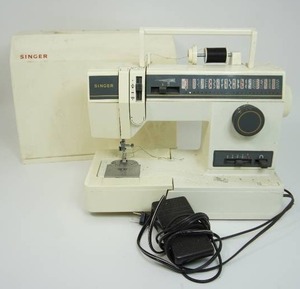 Vintage SINGER Sewing Machine Model 4623 MADE IN TAIWAN