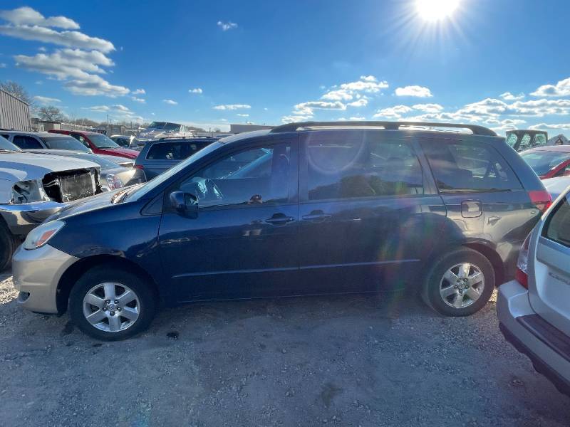 2005 Toyota Sienna LE 7 Passenger - 2 OWNERS
