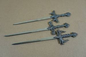 lot 213 image: 3 Fantasy Style Knives