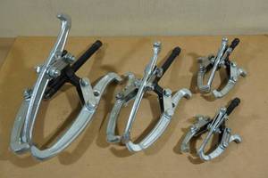 lot 243 image: 4 Bearing Pullers 8, 6, 4, 3