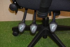 lot 1C image: Office Chair