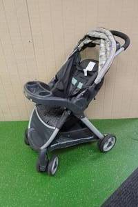 lot 327 image: Graco Stroller with Infantino Carrier