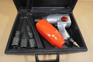 lot 10 image: Craftsman 12 Drive Air Impact Wrench Kit