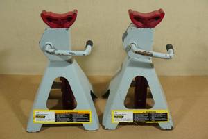 lot 32 image: 2 Larin 2-Ton Jack Stands