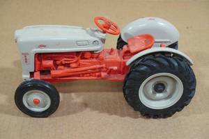 lot 42 image: Ford Model 640 Model Tractor