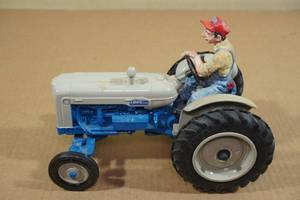 lot 43 image: Ford Diesel 5000 Model Tractor