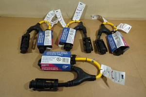 lot 45 image: 4 Locking Y-Adapters - 1 Male to 2 Female
