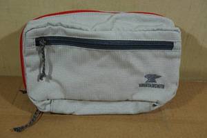 lot 70 image: Mountainsmith Essentials Stash Medium Travel Organizer Duffel Bag