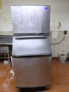 lot 2 image: Manitowoc Ice Machine and Ice Bin