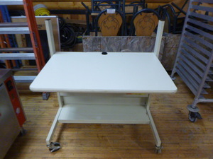 lot 7 image: Computer Desk