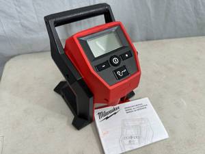 lot 4 image: New Milwaukee M12 12-Volt Lithium-Ion Cordless Electric Portable Inflator