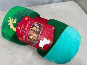 lot 21 image: New Holiday Themed Plush Throw Blanket