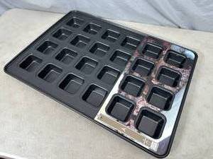 lot 82 image: New Elle Gourmet Non-Stick Brownie Pan