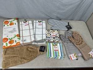 lot 93 image: New T-Fal Pot Holders, Dish Cloths, Hand Towels, and More