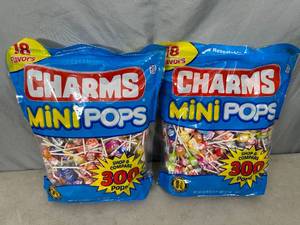 lot 132 image: 600 Charms Mini Pops Suckers