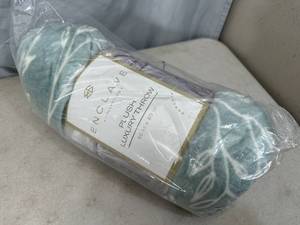 lot 182 image: New Enclave Plush Luxury Throw