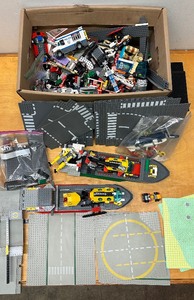 LARGE Lot of Vintage Legos, Platforms &amp Figures